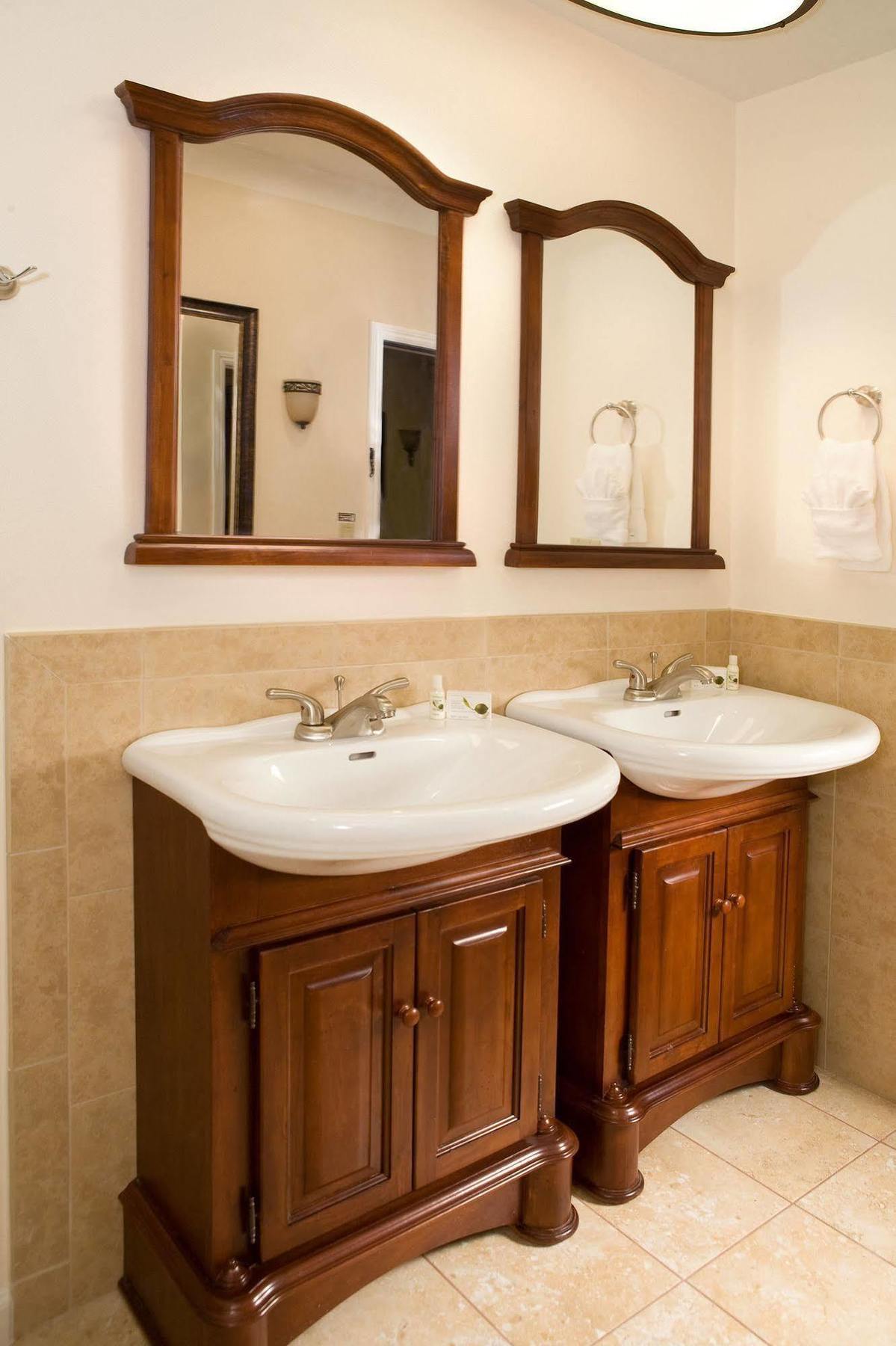 Brand Plaza Hotel Glendale Room photo