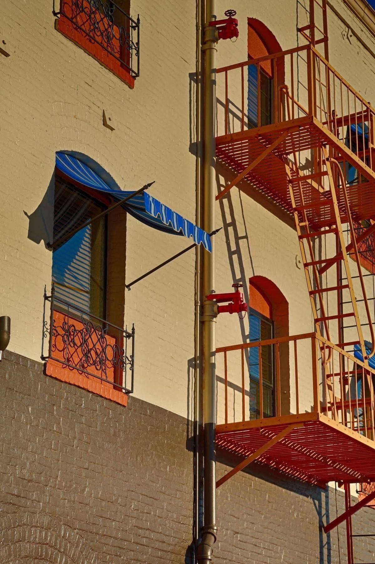 Brand Plaza Hotel Glendale Exterior photo